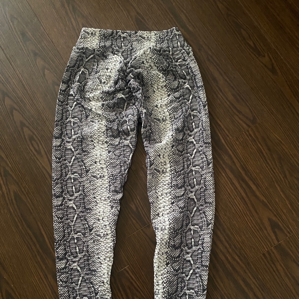Size Small Snakeskin Butt Scrunch/push-up leggings never worn